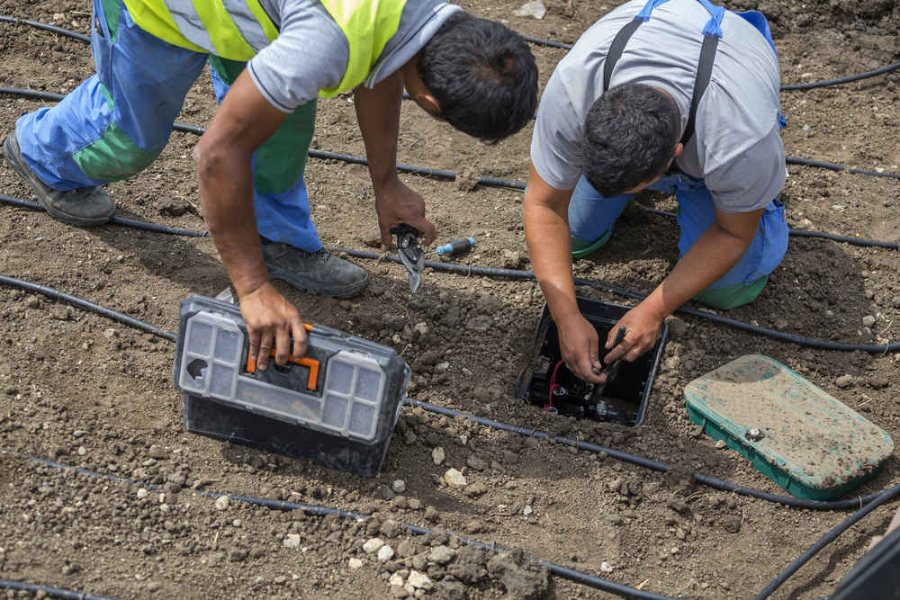 Trabajadores instalando sistema de riego